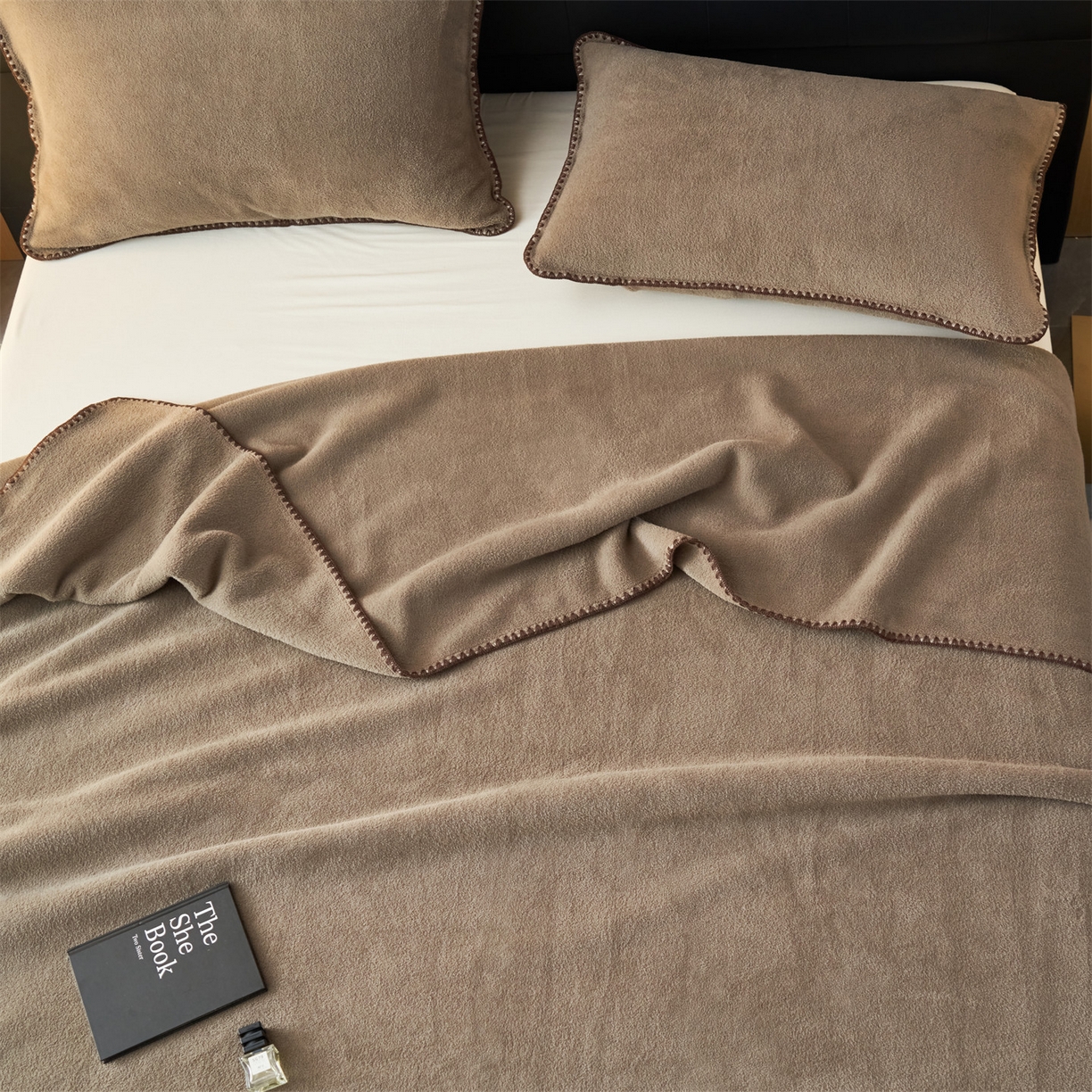 91家纺网 家纺一手货源 找家纺 莱家富 2026新款四季毯羊驼绒三角针边毛毯午睡沙发盖毯空调毯加厚500克双层毯 羊驼绒-咖