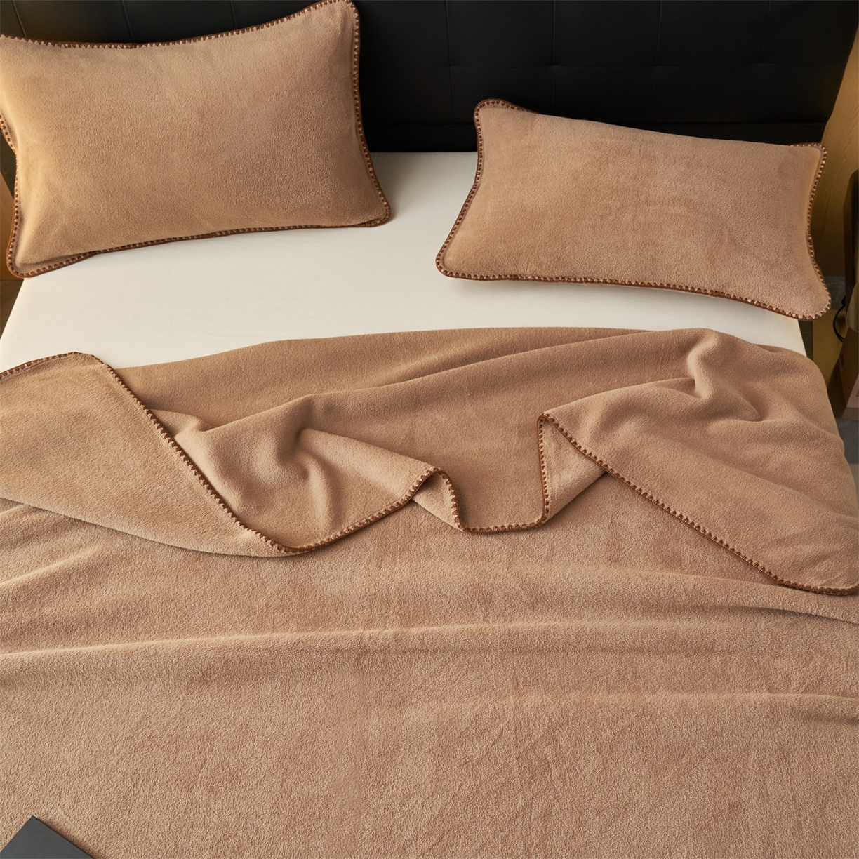 91家纺网 家纺一手货源 找家纺 莱家富 2026新款四季毯羊驼绒三角针边毛毯午睡沙发盖毯空调毯加厚500克双层毯 羊驼绒-卡其