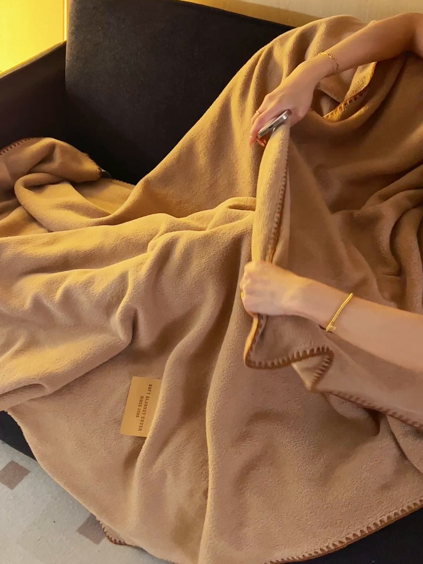 91家纺网 家纺一手货源 找家纺 莱家富 2026新款四季毯羊驼绒三角针边毛毯午睡沙发盖毯空调毯加厚500克双层毯 羊驼绒-卡其