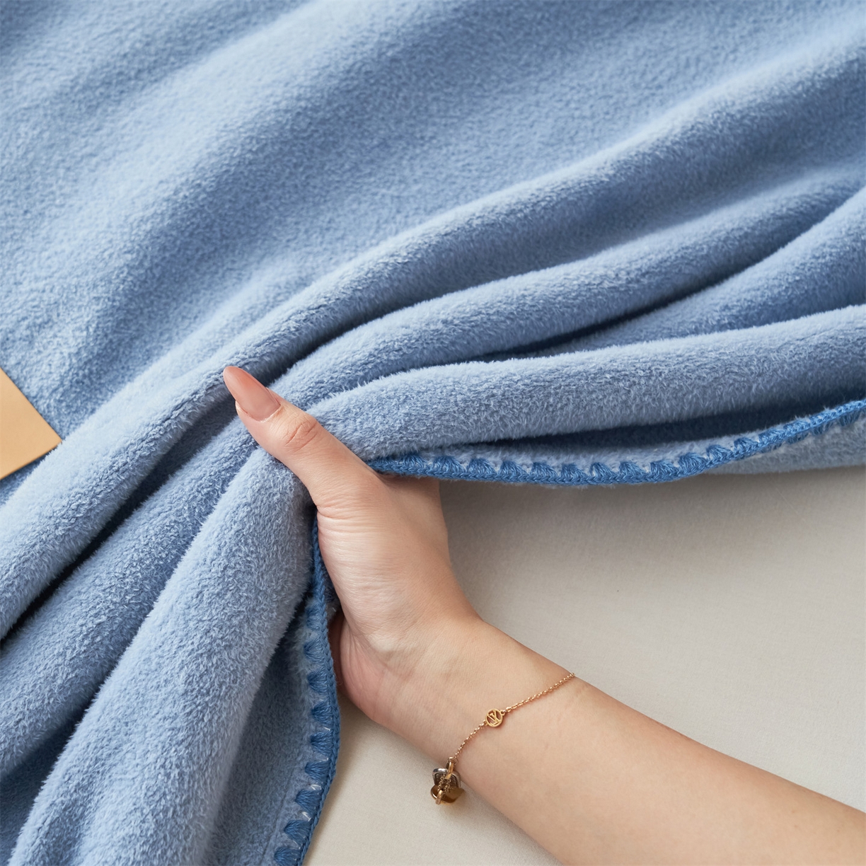 91家纺网 家纺一手货源 找家纺 莱家富 2025新款四季毯羊驼绒三角针边毛毯午睡沙发盖毯子空调毯双层毯 羊驼绒-蓝