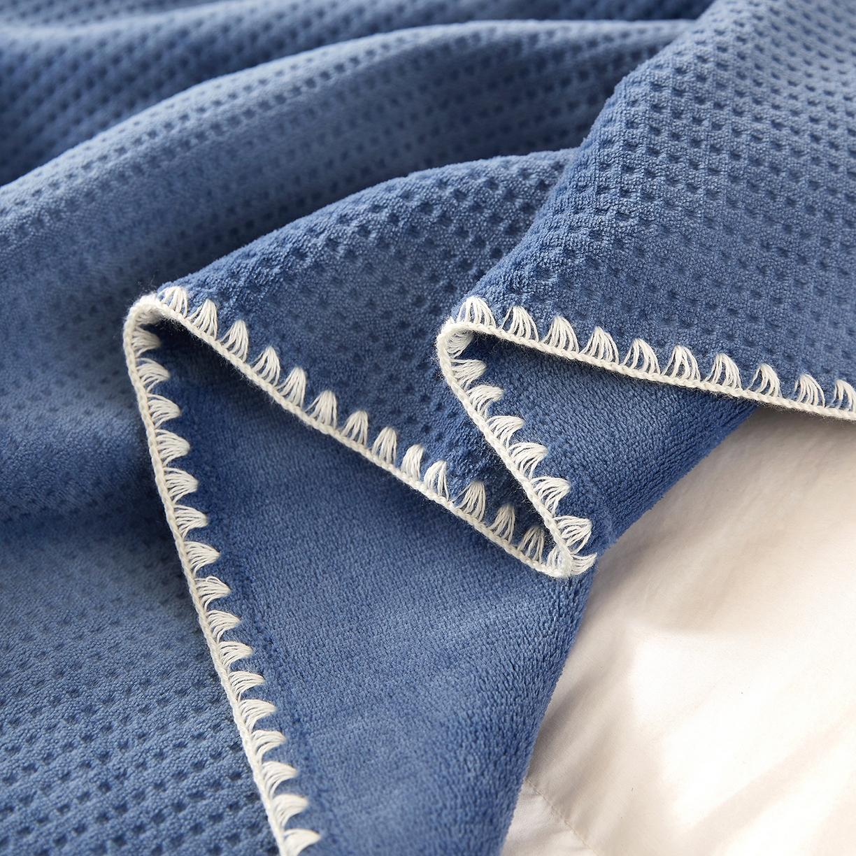 91家纺网 家纺一手货源 找家纺 莱家富 2026新款跨境A类华夫格牛奶绒双面毛毯轻奢休闲盖毯子多功能午睡办公室用毯 蓝色