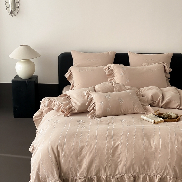 91家纺网 家纺一手货源 找家纺 曼布缇2025新款A类全棉双层纱绣花款四件套-花予（券后控价：338/358起 会员减20） 花予-复古棕