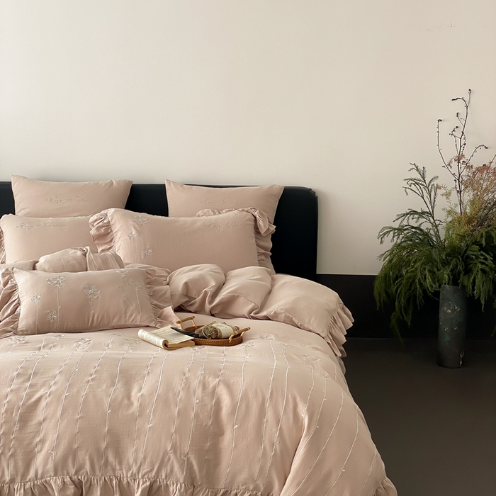 91家纺网 家纺一手货源 找家纺 曼布缇2025新款A类全棉双层纱绣花款四件套-花予（券后控价：338/358起 会员减20） 花予-复古棕