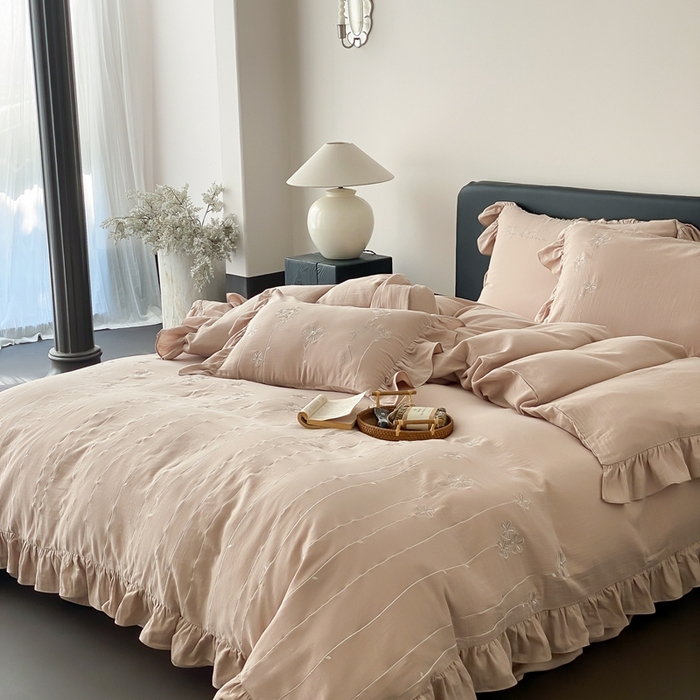 91家纺网 家纺一手货源 找家纺 曼布缇2025新款A类全棉双层纱绣花款四件套-花予（券后控价：338/358起 会员减20） 花予-复古棕