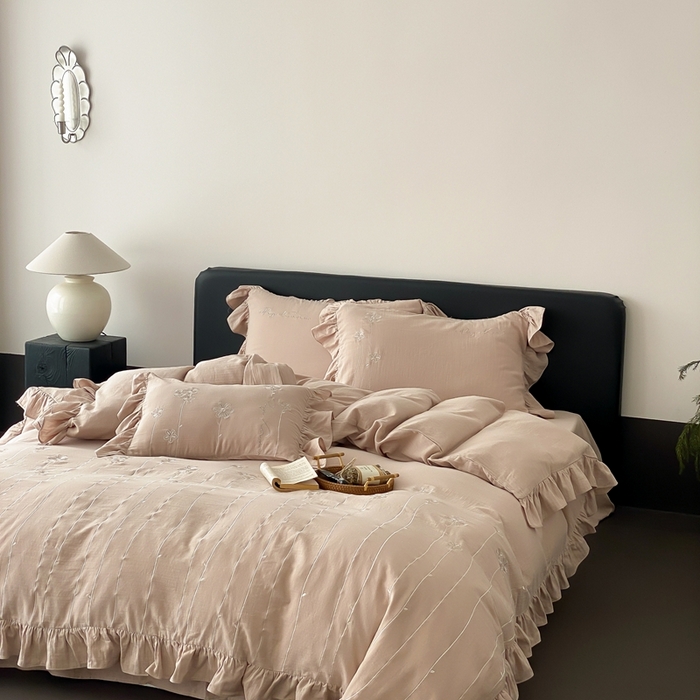 91家纺网 家纺一手货源 找家纺 曼布缇2025新款A类全棉双层纱绣花款四件套-花予（券后控价：338/358起 会员减20） 花予-复古棕