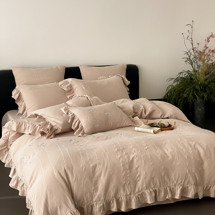 91家纺网 家纺一手货源 找家纺 曼布缇2025新款A类全棉双层纱绣花款四件套-花予（券后控价：338/358起 会员减20） 花予-复古棕