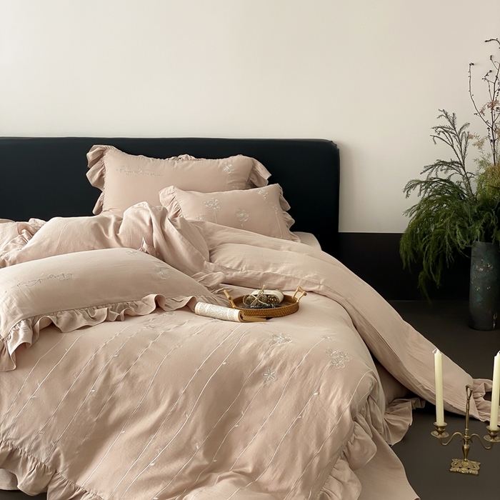 91家纺网 家纺一手货源 找家纺 曼布缇2025新款A类全棉双层纱绣花款四件套-花予（券后控价：338/358起 会员减20） 花予-复古棕