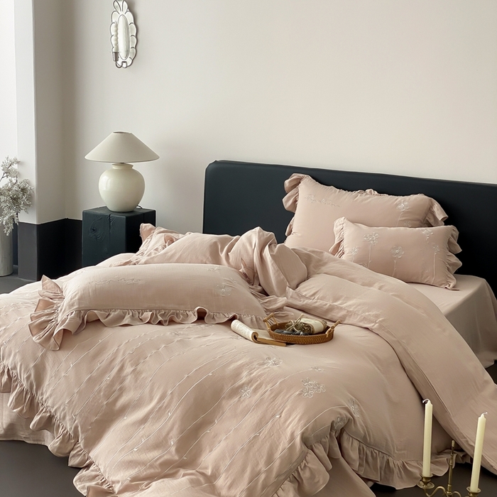 91家纺网 家纺一手货源 找家纺 曼布缇2025新款A类全棉双层纱绣花款四件套-花予（券后控价：338/358起 会员减20） 花予-复古棕