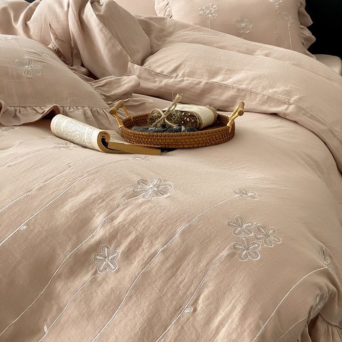 91家纺网 家纺一手货源 找家纺 曼布缇2025新款A类全棉双层纱绣花款四件套-花予（券后控价：338/358起 会员减20） 花予-复古棕