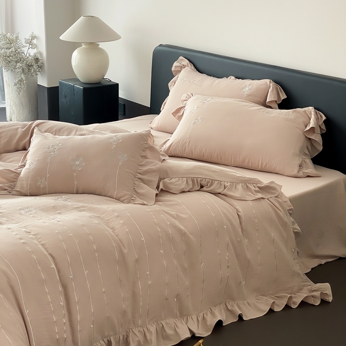 91家纺网 家纺一手货源 找家纺 曼布缇2025新款A类全棉双层纱绣花款四件套-花予（券后控价：338/358起 会员减20） 花予-复古棕