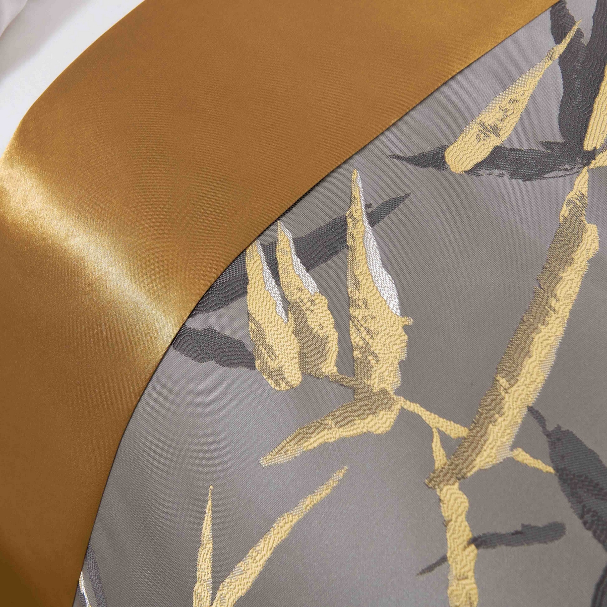 91家纺网 家纺一手货源 找家纺 澜昕 酒店民宿床尾巾床旗轻奢抱枕套床盖 富贵竹银色