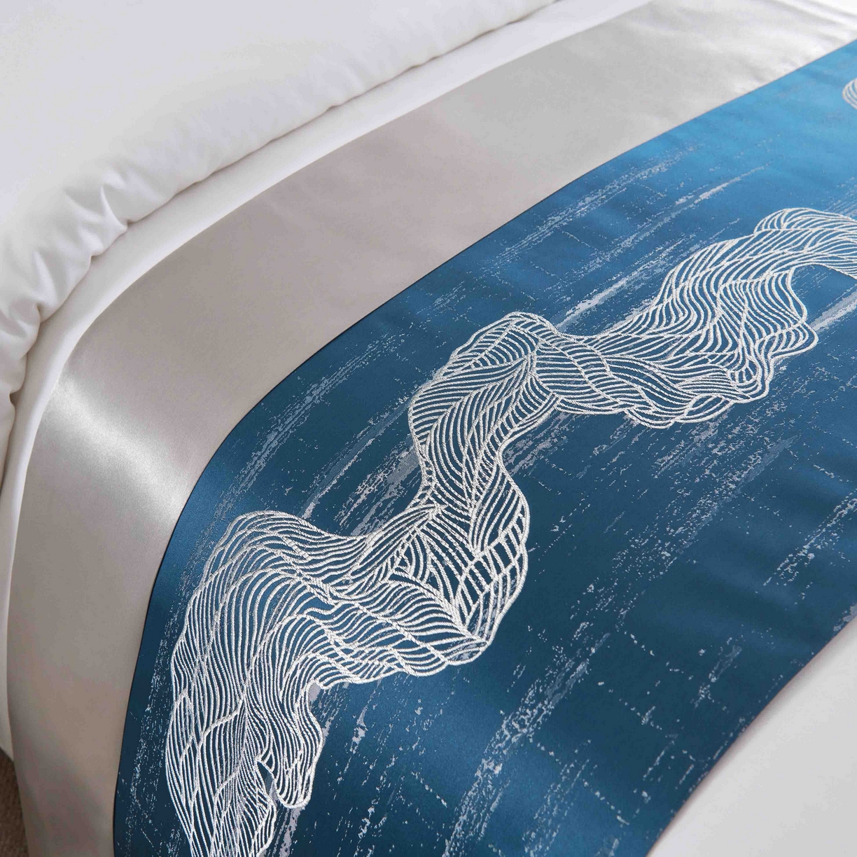 91家纺网 家纺一手货源 找家纺 澜昕 酒店民宿床尾巾床旗轻奢抱枕套床盖 混天绫蓝色