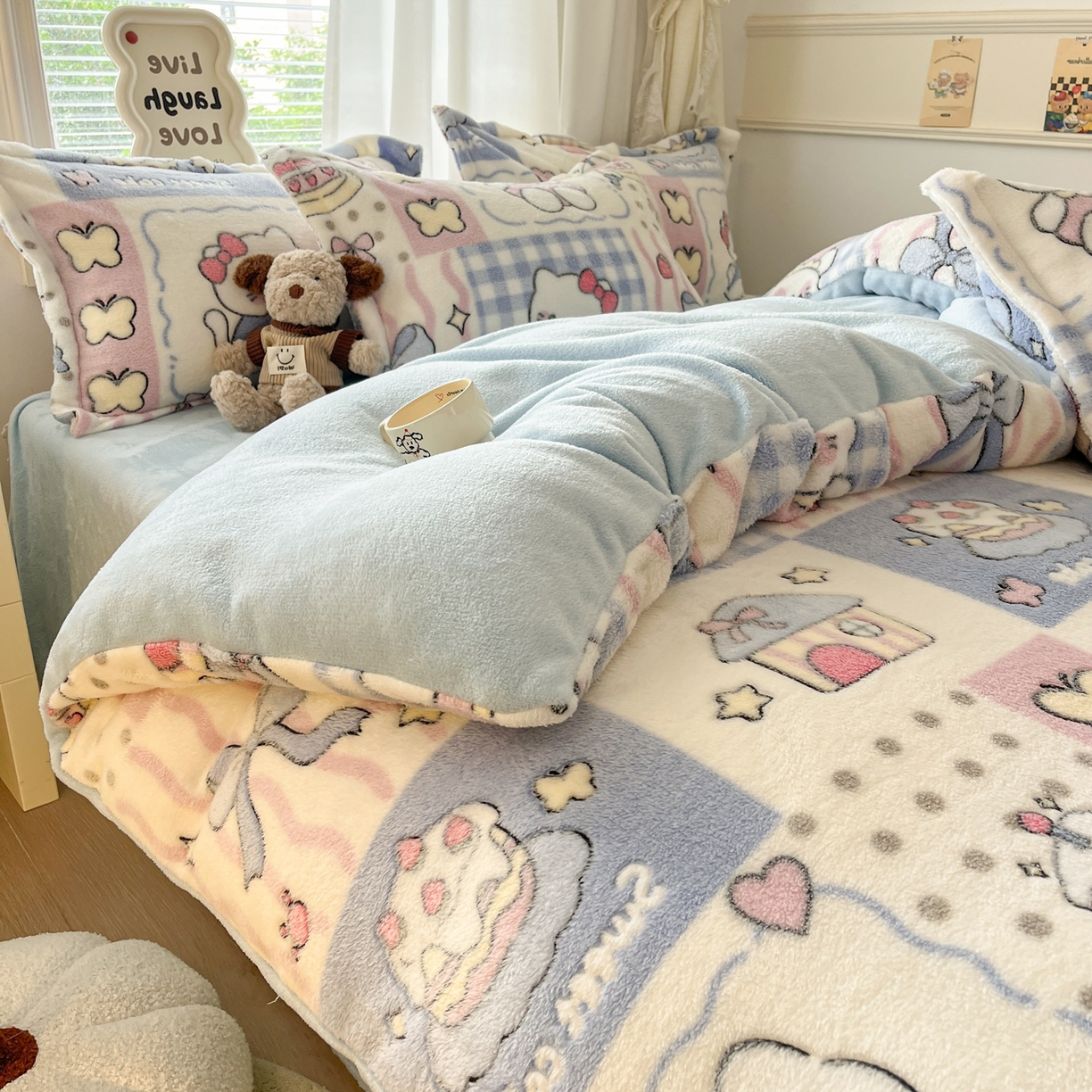 91家纺网 家纺一手货源 找家纺 川悦生活2025新款立体雪花绒印花大床四件套系列二场景二 小喵甜心