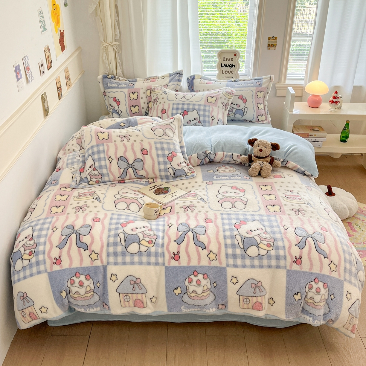 91家纺网 家纺一手货源 找家纺 川悦生活2025新款立体雪花绒印花大床四件套系列二场景二 小喵甜心