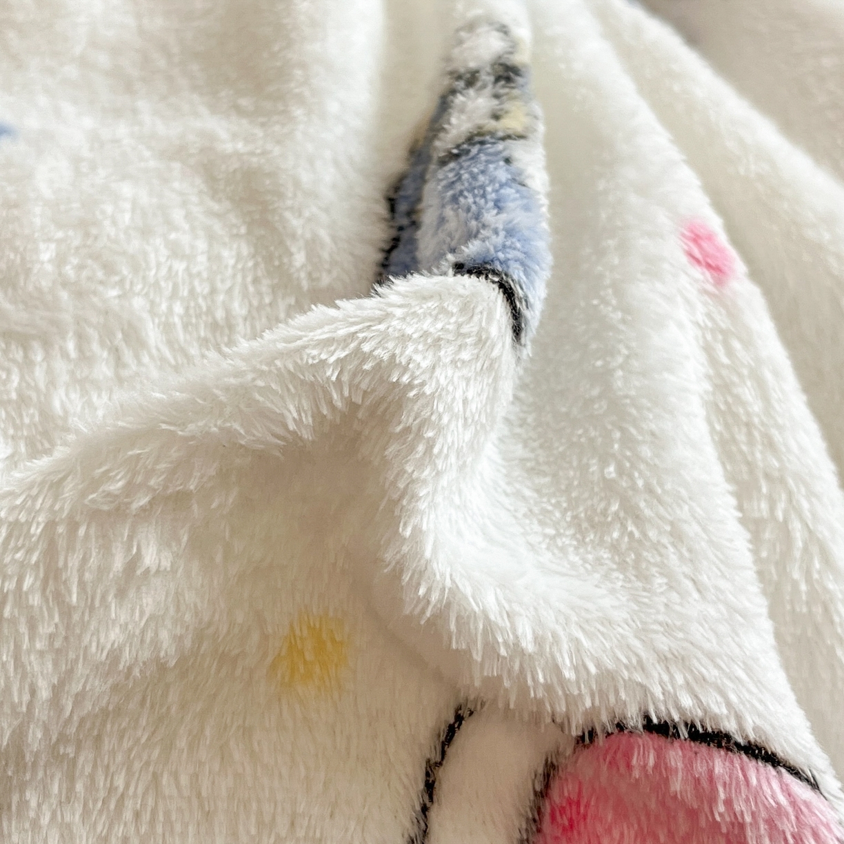 91家纺网 家纺一手货源 找家纺 川悦生活2025新款立体雪花绒印花大床四件套系列二场景二 派对西高地