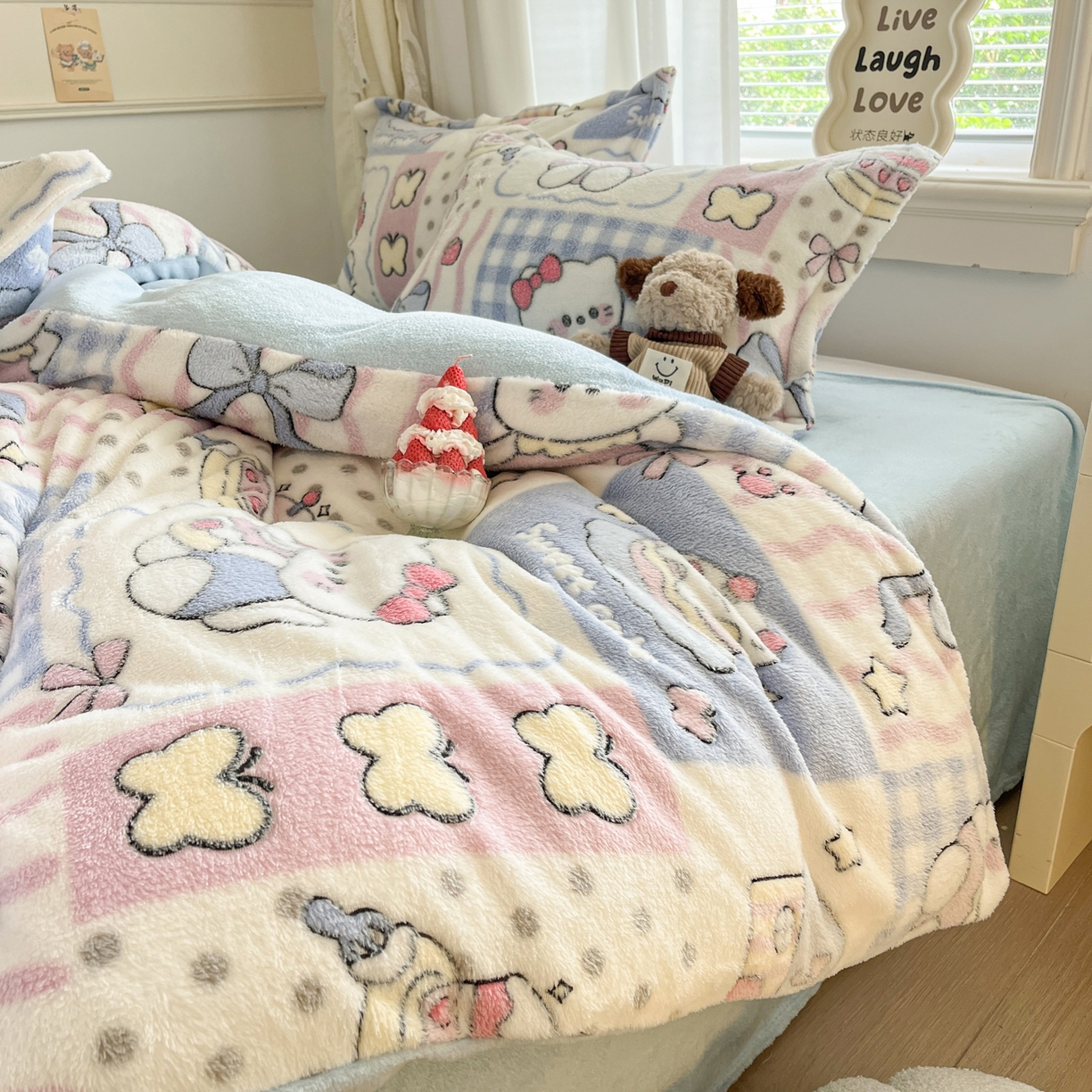 91家纺网 家纺一手货源 找家纺 川悦生活2025新款立体雪花绒印花大床四件套系列二场景二 小喵甜心