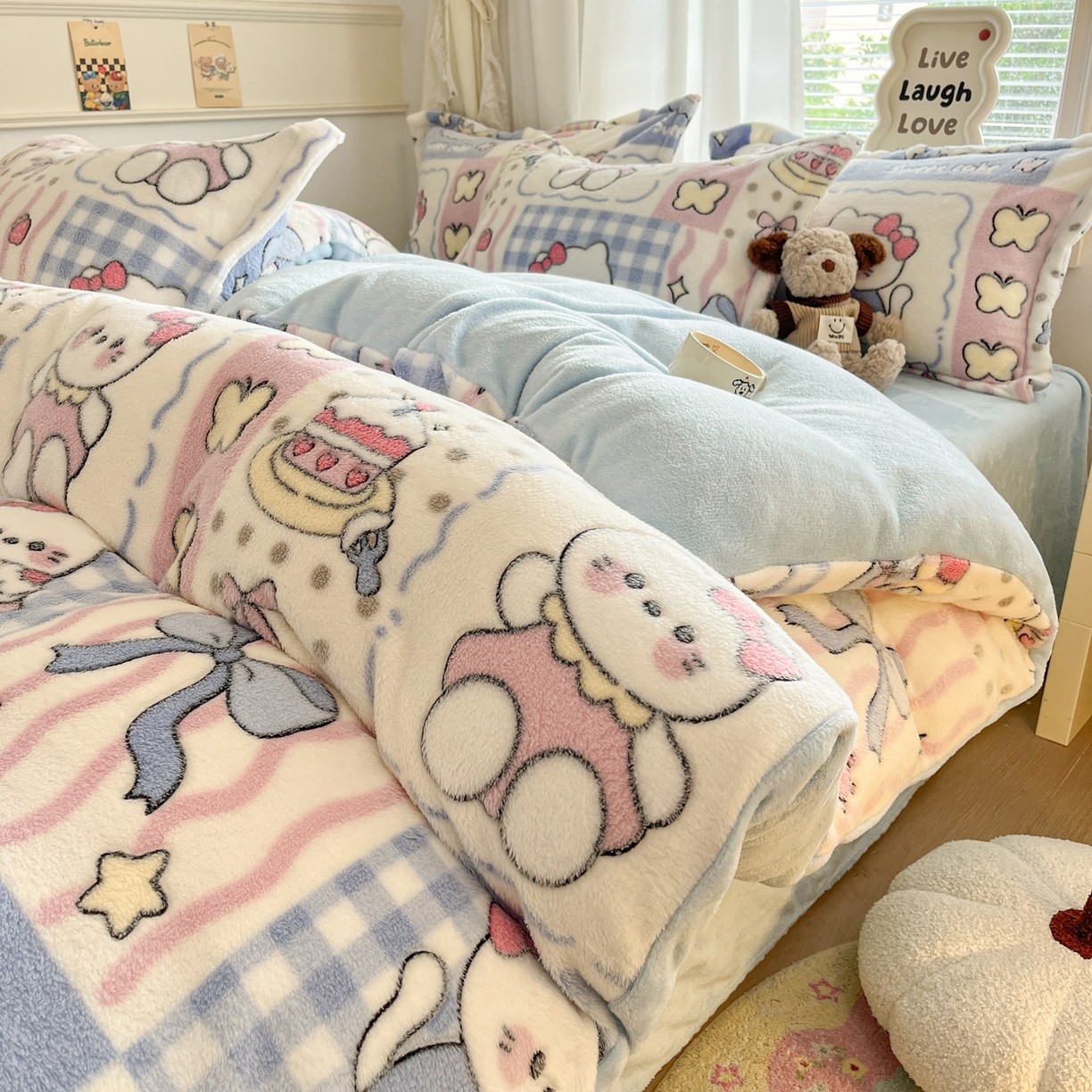 91家纺网 家纺一手货源 找家纺 川悦生活2025新款立体雪花绒印花大床四件套系列二场景二 小喵甜心