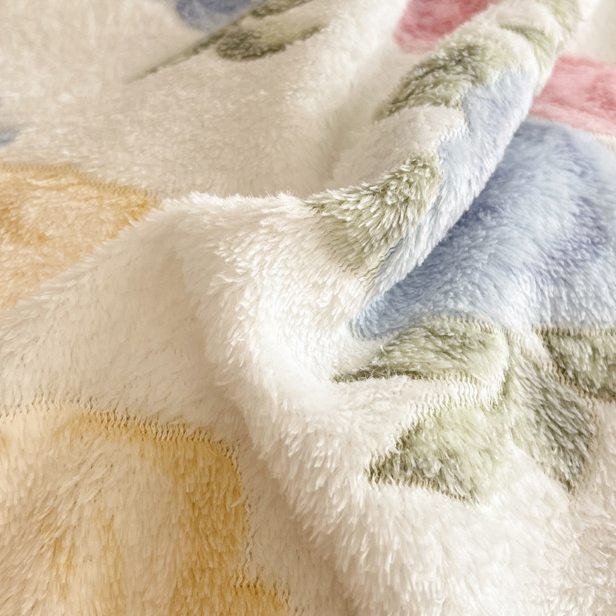 91家纺网 家纺一手货源 找家纺 川悦生活2025新款立体雪花绒印花大床四件套系列二场景二 西柚花花