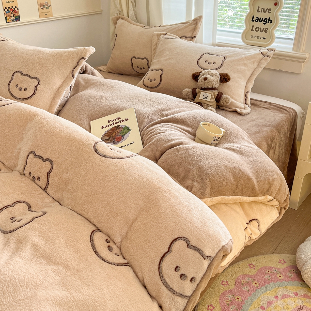 91家纺网 家纺一手货源 找家纺 川悦生活2025新款立体雪花绒印花大床四件套系列二场景二 曲奇小熊