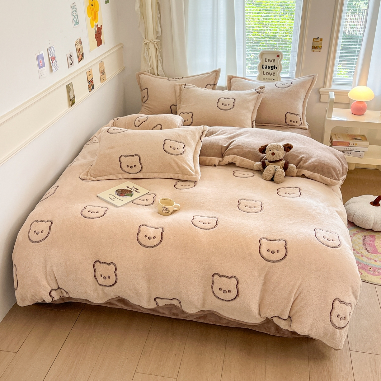 91家纺网 家纺一手货源 找家纺 川悦生活2025新款立体雪花绒印花大床四件套系列二场景二 曲奇小熊