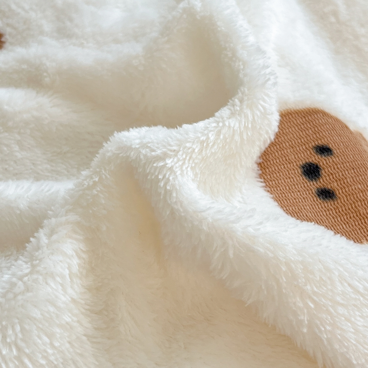 91家纺网 家纺一手货源 找家纺 川悦生活2025新款立体雪花绒印花大床四件套系列二场景二 豆奶小熊