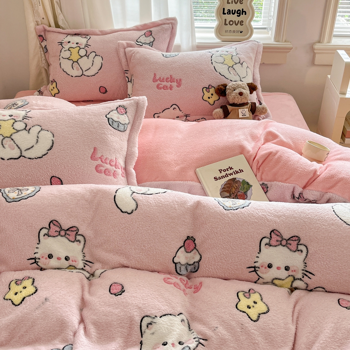 91家纺网 家纺一手货源 找家纺 川悦生活2025新款立体雪花绒印花大床四件套系列二场景二 甜梦小猫