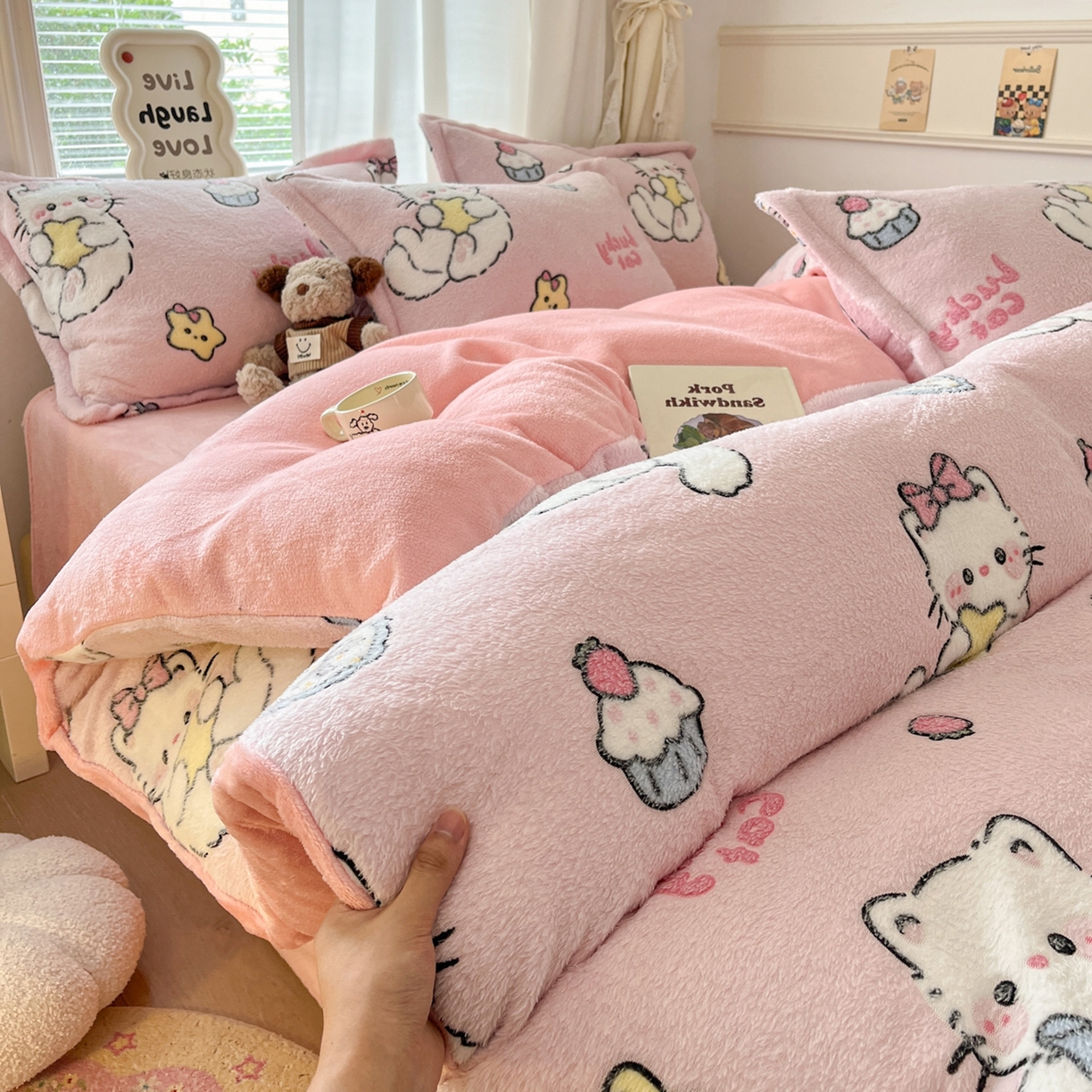 91家纺网 家纺一手货源 找家纺 川悦生活2025新款立体雪花绒印花大床四件套系列二场景二 甜梦小猫