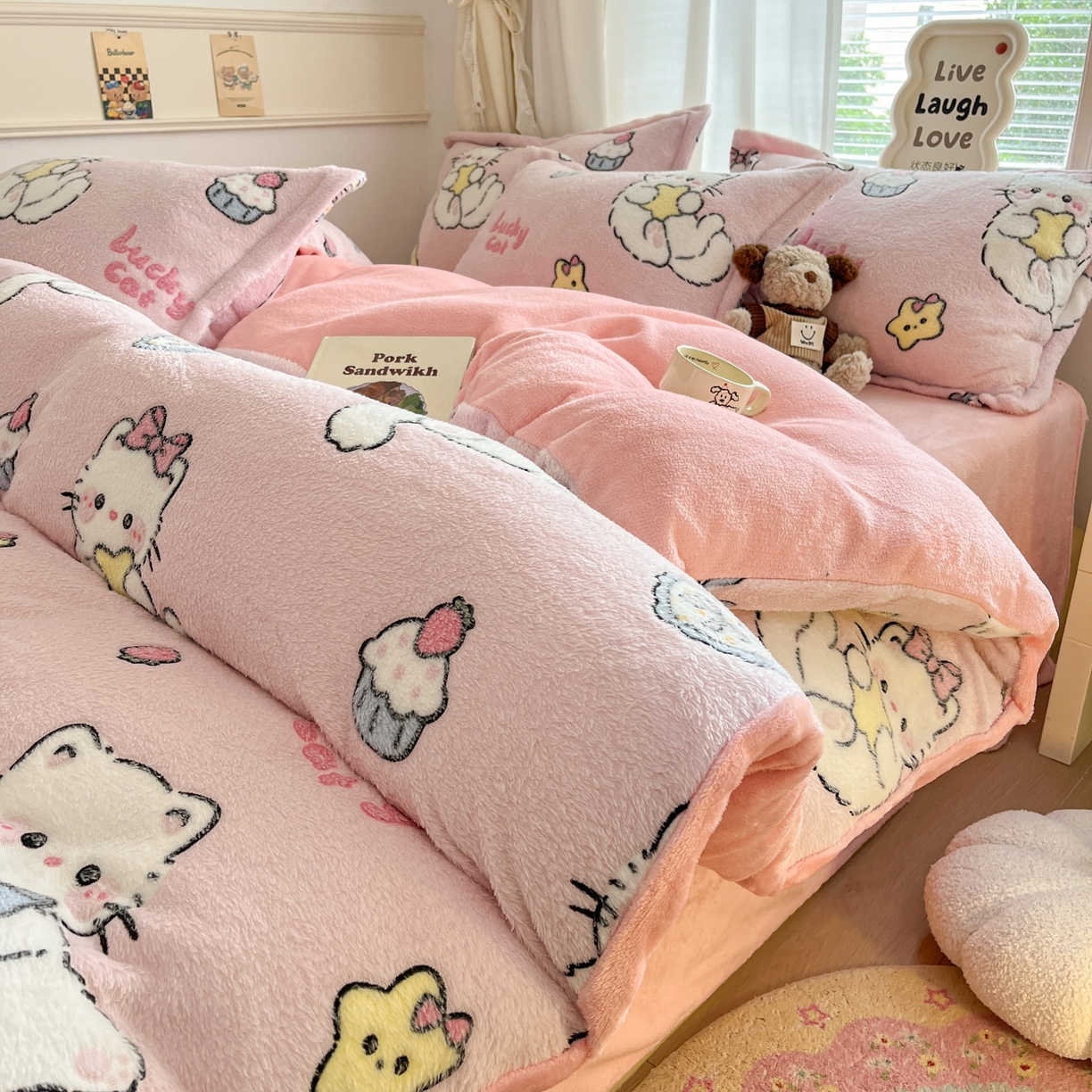 川悦生活2025新款立体雪花绒印花大床四件套系列二场景二 甜梦小猫