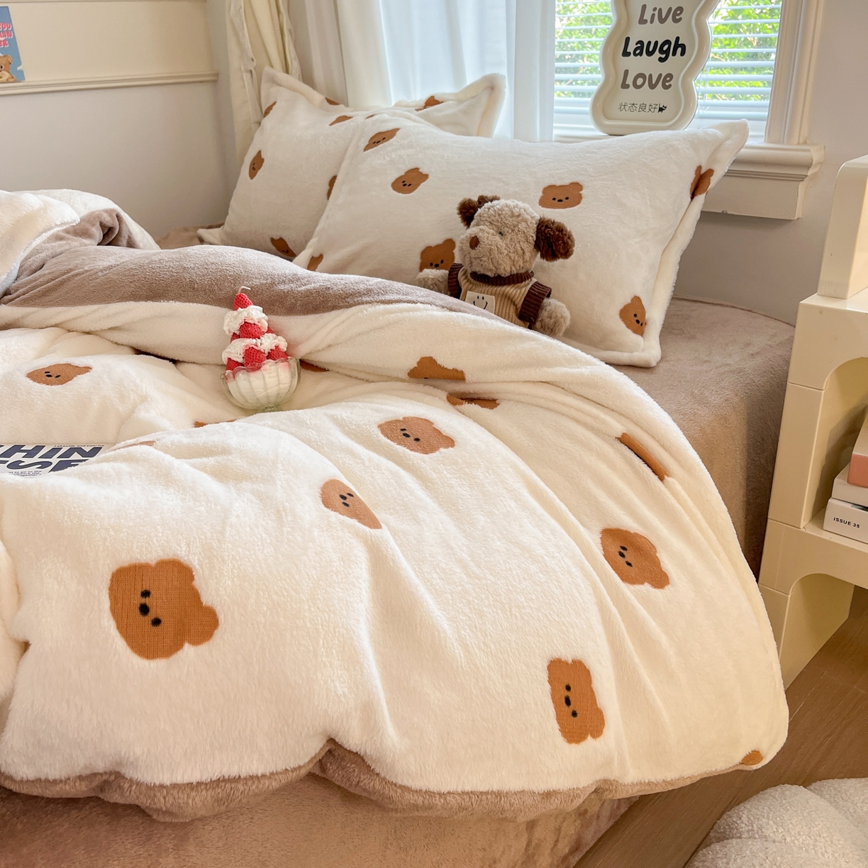 91家纺网 家纺一手货源 找家纺 川悦生活2025新款立体雪花绒印花大床四件套系列二场景二 豆奶小熊