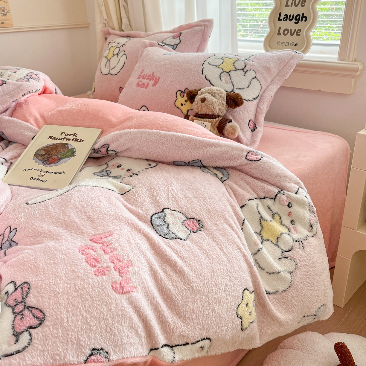 91家纺网 家纺一手货源 找家纺 川悦生活2025新款立体雪花绒印花大床四件套系列二场景二 甜梦小猫