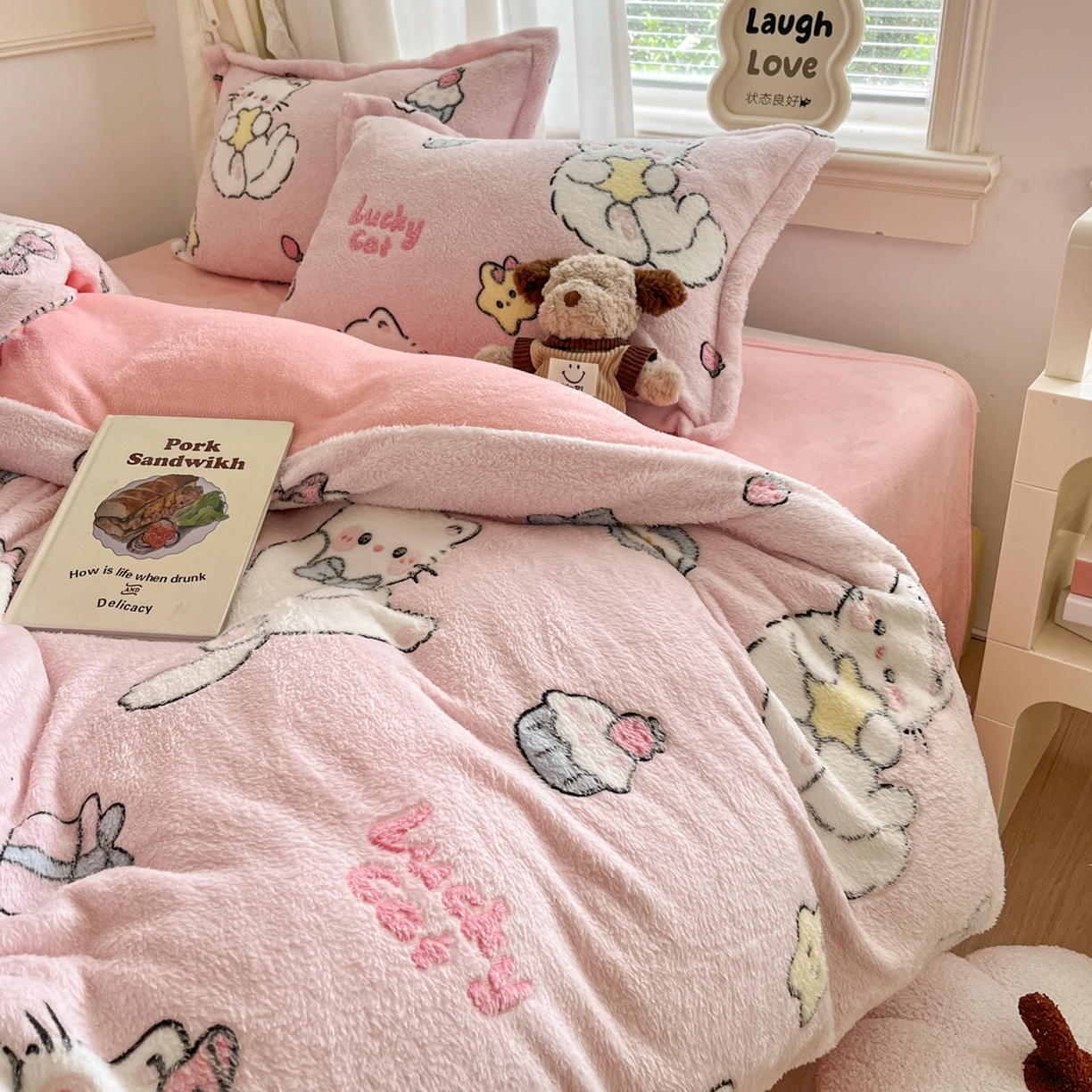 91家纺网 家纺一手货源 找家纺 川悦生活2025新款立体雪花绒印花大床四件套系列二场景二 甜梦小猫