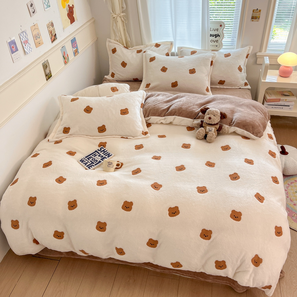 91家纺网 家纺一手货源 找家纺 川悦生活2025新款立体雪花绒印花大床四件套系列二场景二 豆奶小熊