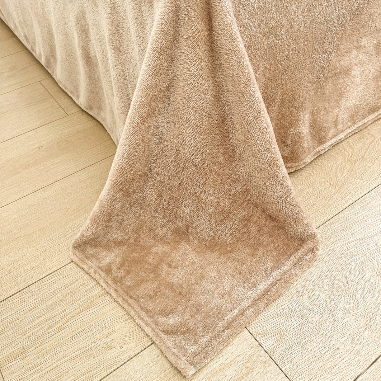 91家纺网 家纺一手货源 找家纺 川悦生活2025新款立体雪花绒印花大床四件套系列二场景二 腊肠小点