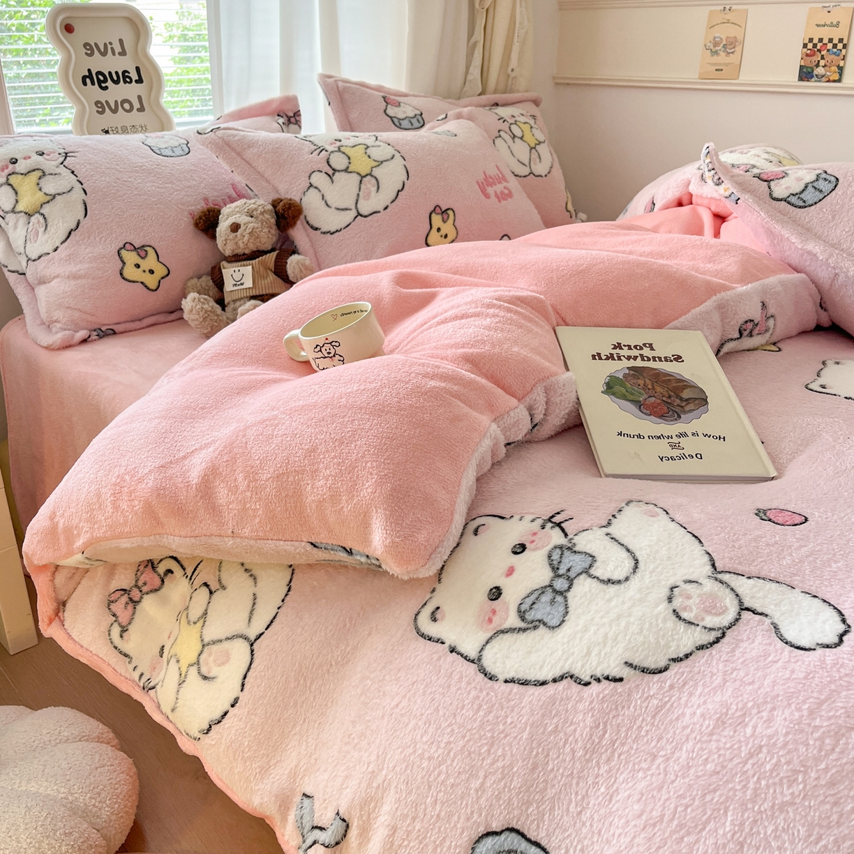 91家纺网 家纺一手货源 找家纺 川悦生活2025新款立体雪花绒印花大床四件套系列二场景二 甜梦小猫