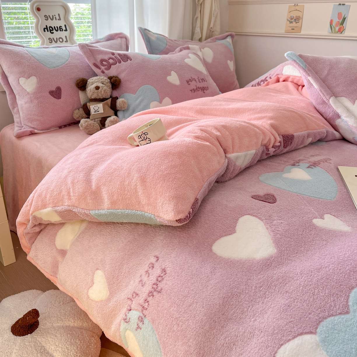 91家纺网 家纺一手货源 找家纺 川悦生活2025新款立体雪花绒印花大床四件套系列二场景二 心心物语