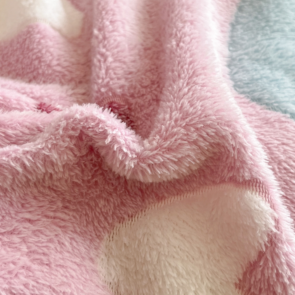 91家纺网 家纺一手货源 找家纺 川悦生活2025新款立体雪花绒印花大床四件套系列二场景二 心心物语