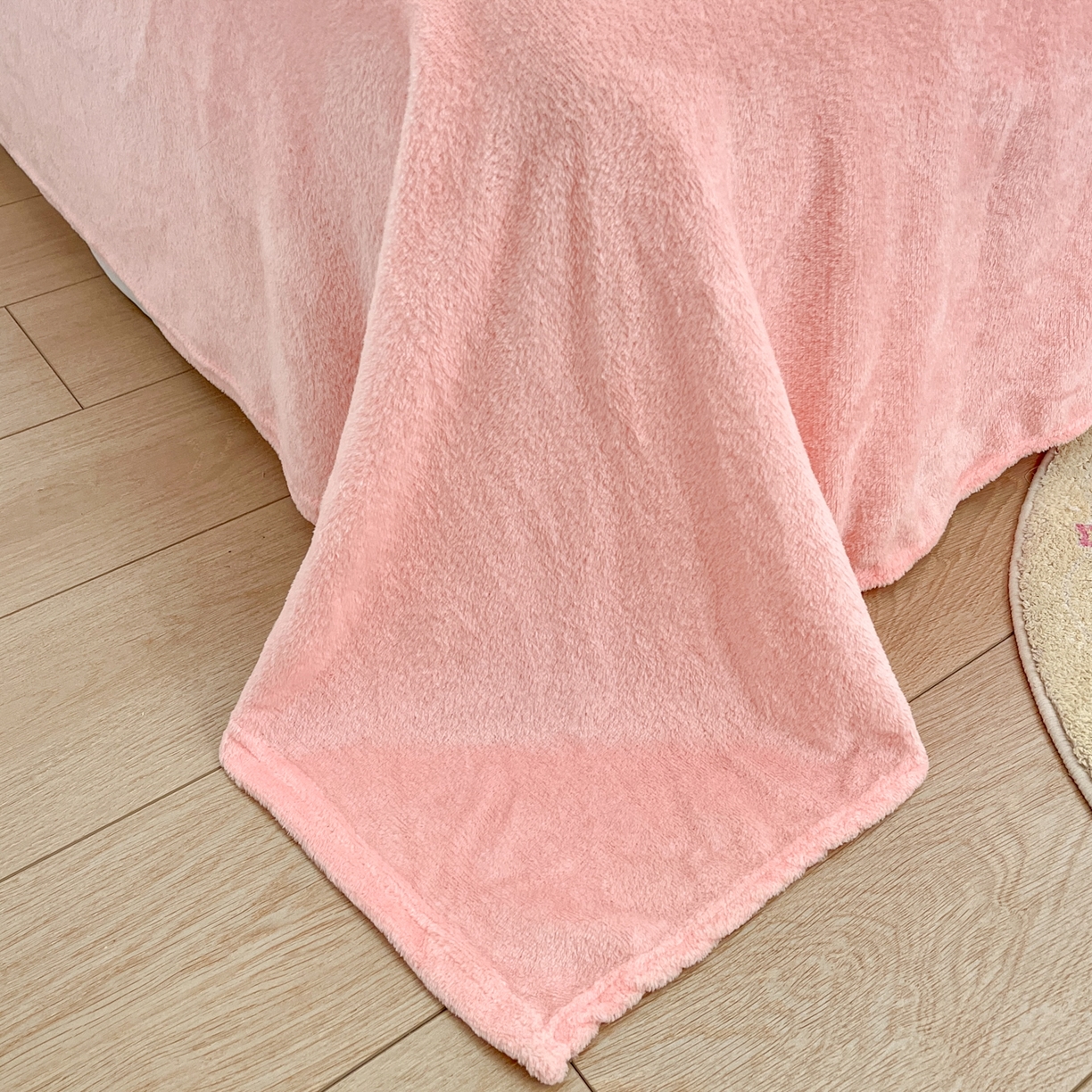 91家纺网 家纺一手货源 找家纺 川悦生活2025新款立体雪花绒印花大床四件套系列二场景二 甜心喵喵