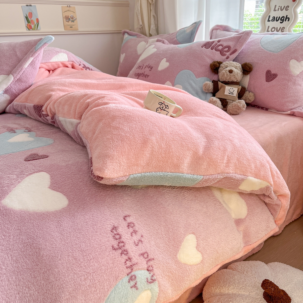 91家纺网 家纺一手货源 找家纺 川悦生活2025新款立体雪花绒印花大床四件套系列二场景二 心心物语