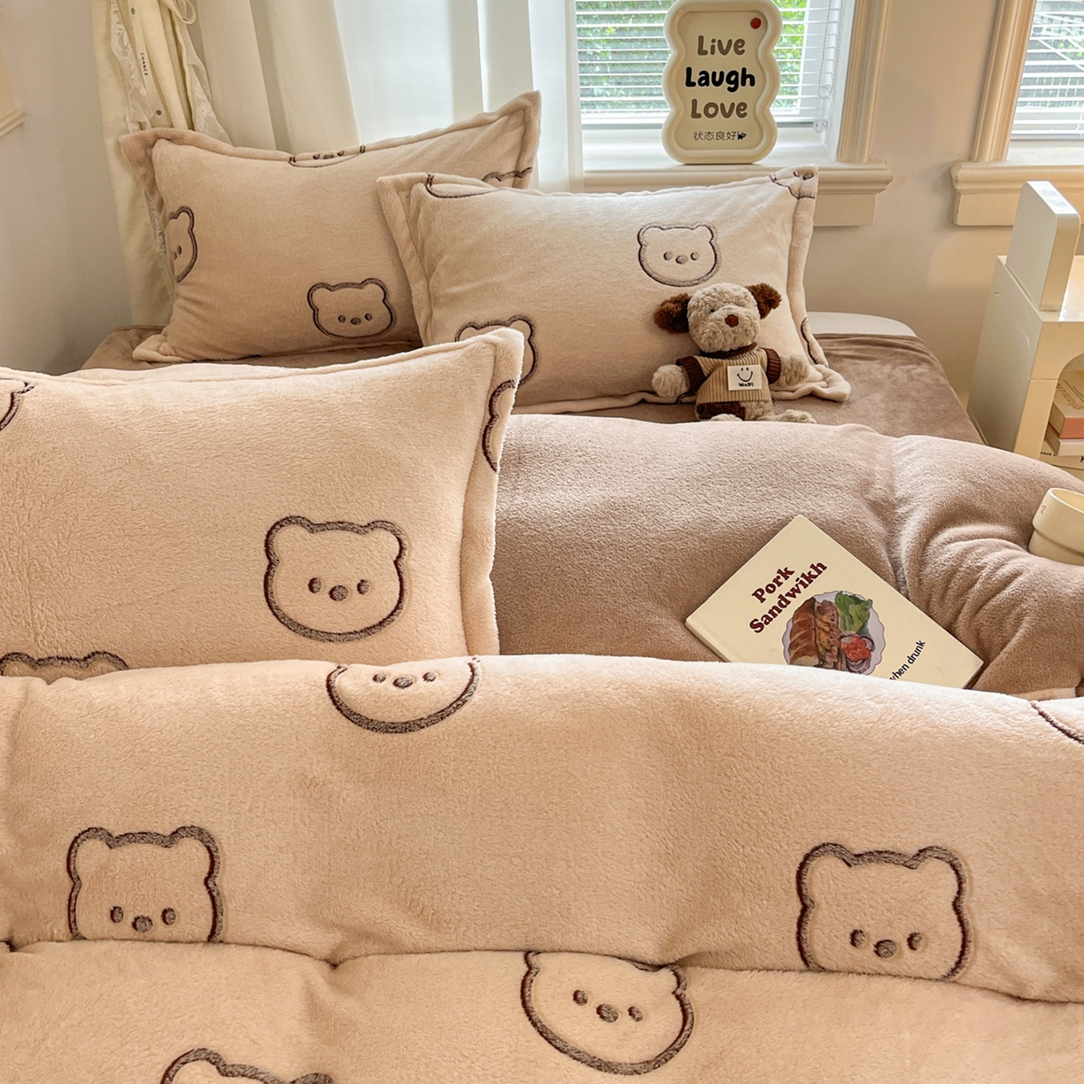 91家纺网 家纺一手货源 找家纺 川悦生活2025新款立体雪花绒印花大床四件套系列二场景二 曲奇小熊