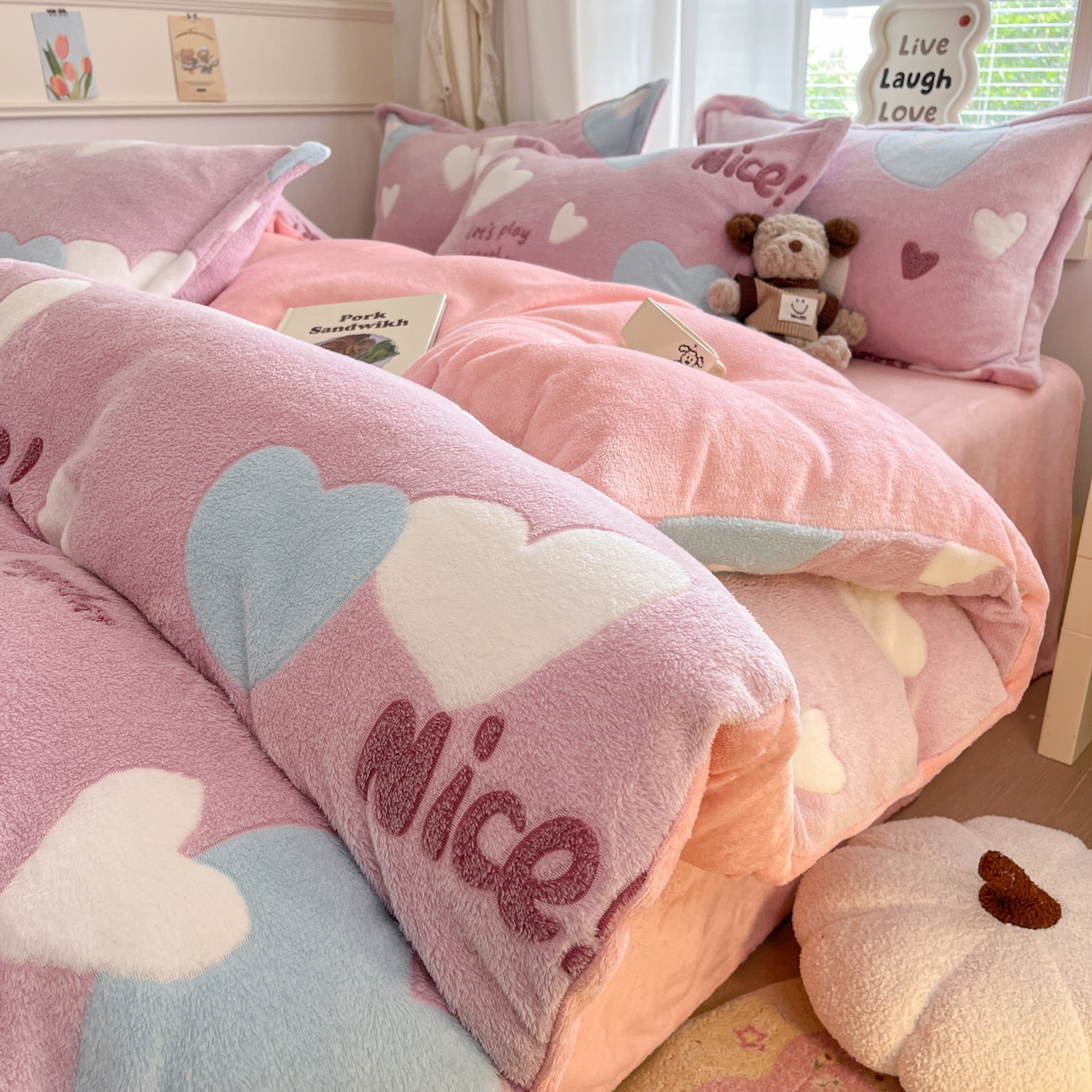 川悦生活2025新款立体雪花绒印花大床四件套系列二场景二 心心物语