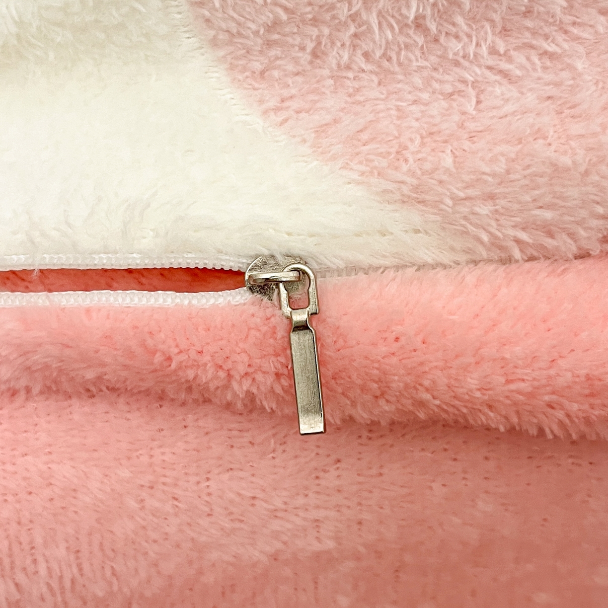 91家纺网 家纺一手货源 找家纺 川悦生活2025新款立体雪花绒印花大床四件套系列二场景二 半眠小兔