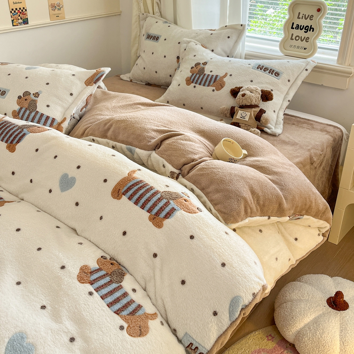 91家纺网 家纺一手货源 找家纺 川悦生活2025新款立体雪花绒印花大床四件套系列二场景二 腊肠小点