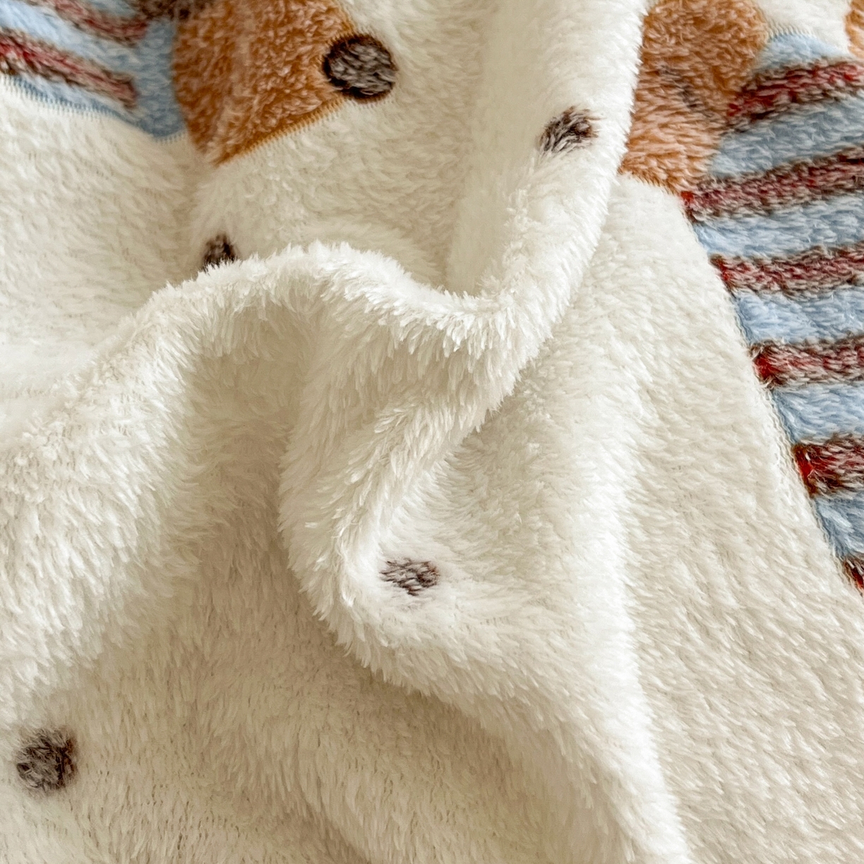 91家纺网 家纺一手货源 找家纺 川悦生活2025新款立体雪花绒印花大床四件套系列二场景二 腊肠小点