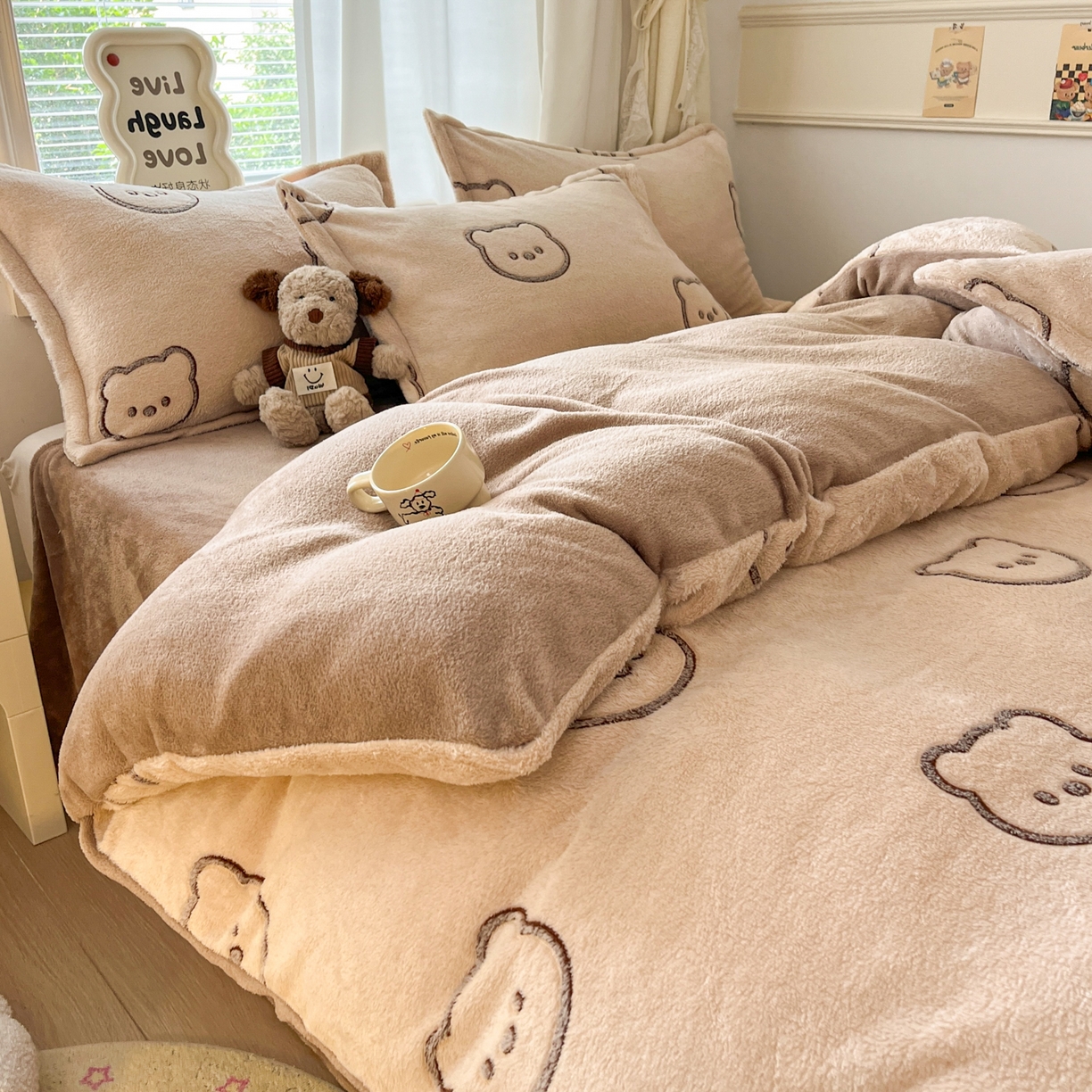 91家纺网 家纺一手货源 找家纺 川悦生活2025新款立体雪花绒印花大床四件套系列二场景二 曲奇小熊