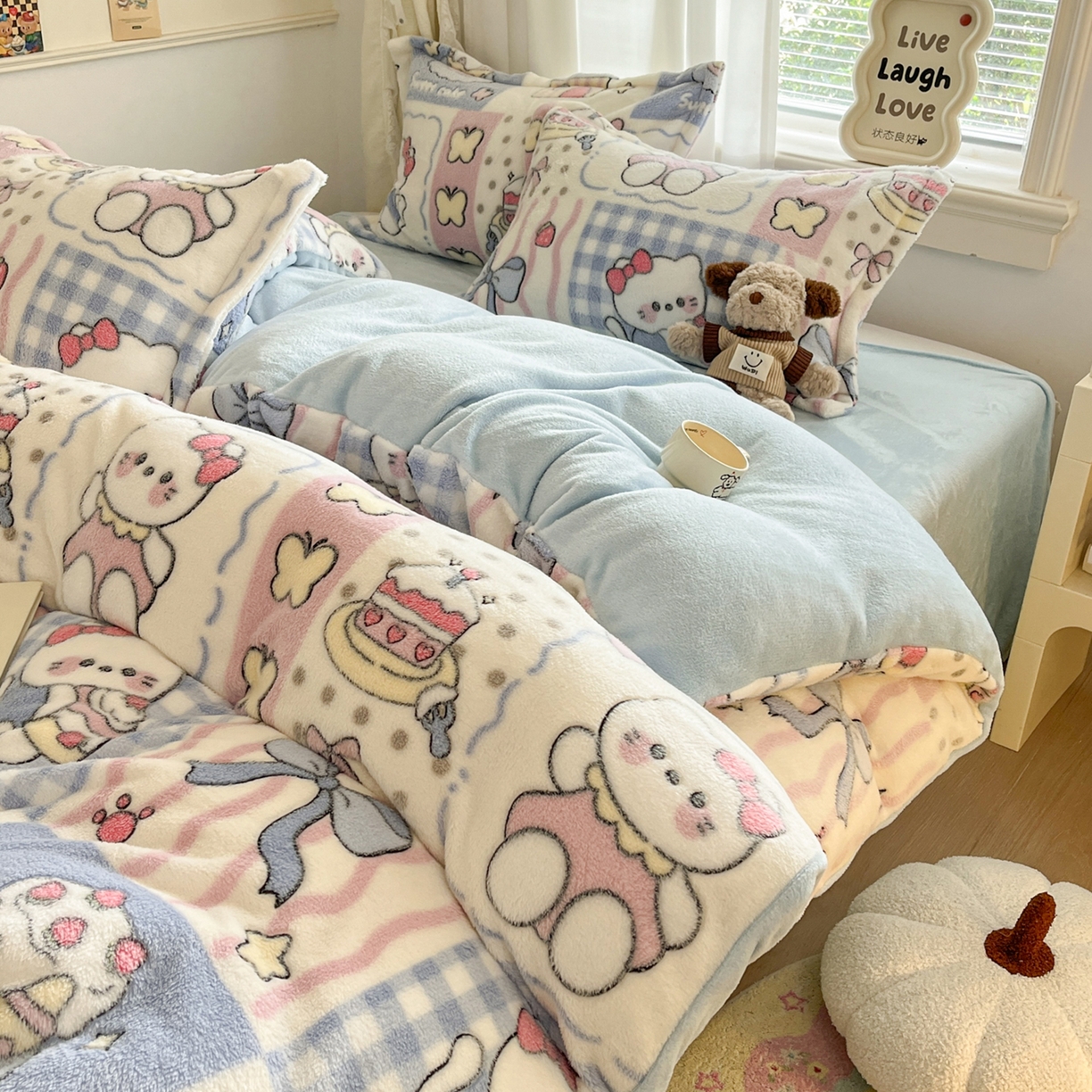 91家纺网 家纺一手货源 找家纺 川悦生活2025新款立体雪花绒印花大床四件套系列二场景二 小喵甜心