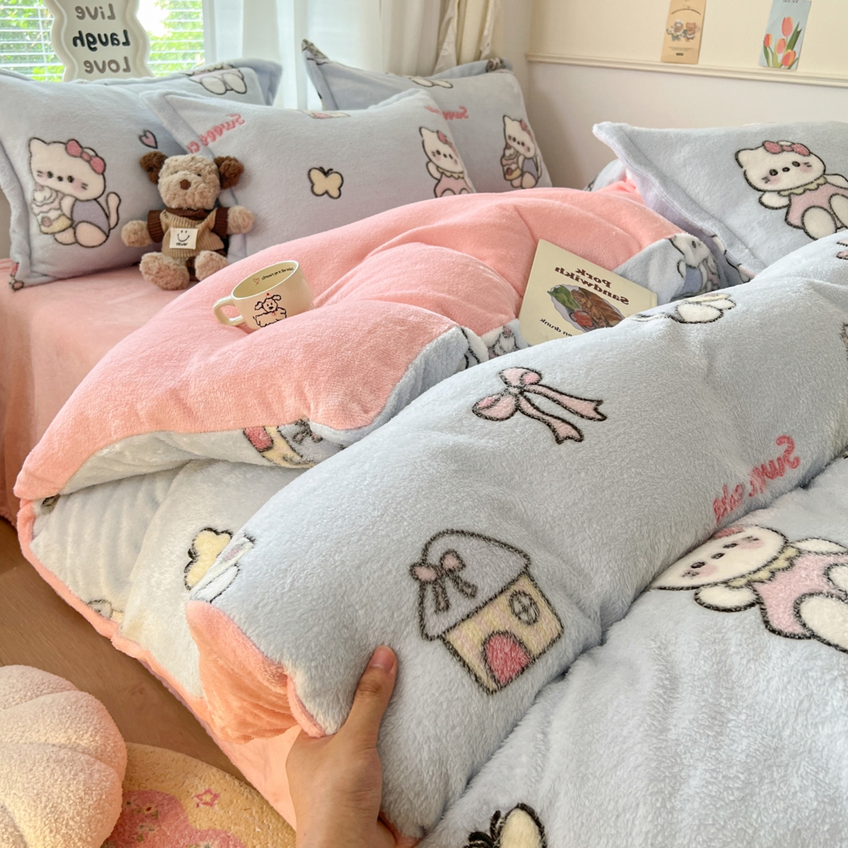 91家纺网 家纺一手货源 找家纺 川悦生活2025新款立体雪花绒印花大床四件套系列二场景二 幸运小咪