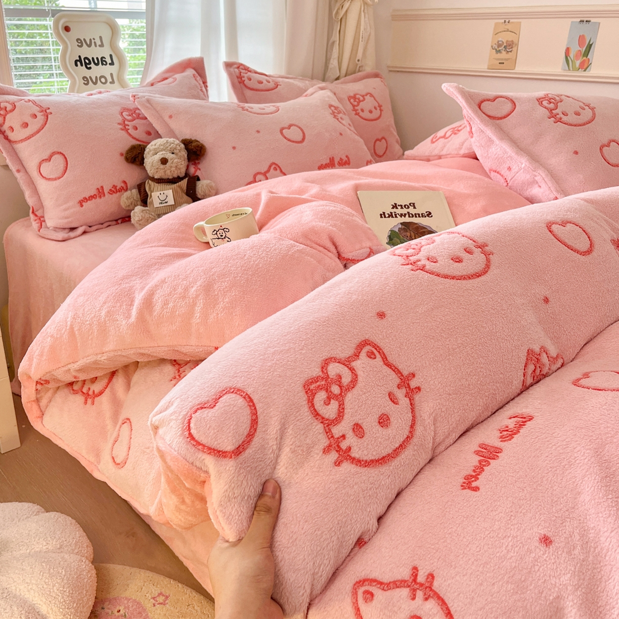 91家纺网 家纺一手货源 找家纺 川悦生活2025新款立体雪花绒印花大床四件套系列二场景二 爱心喵喵