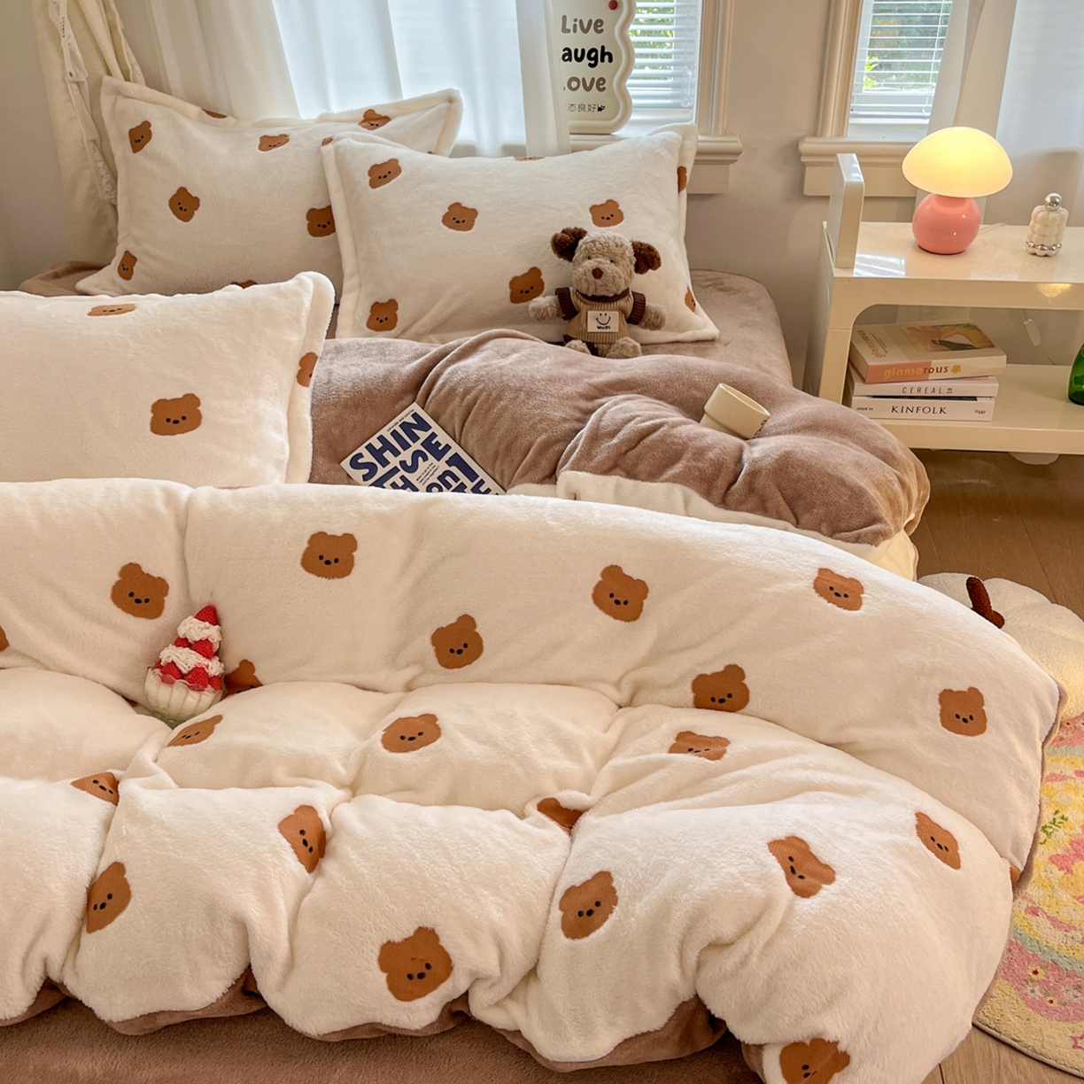 91家纺网 家纺一手货源 找家纺 川悦生活2025新款立体雪花绒印花大床四件套系列二场景二 豆奶小熊