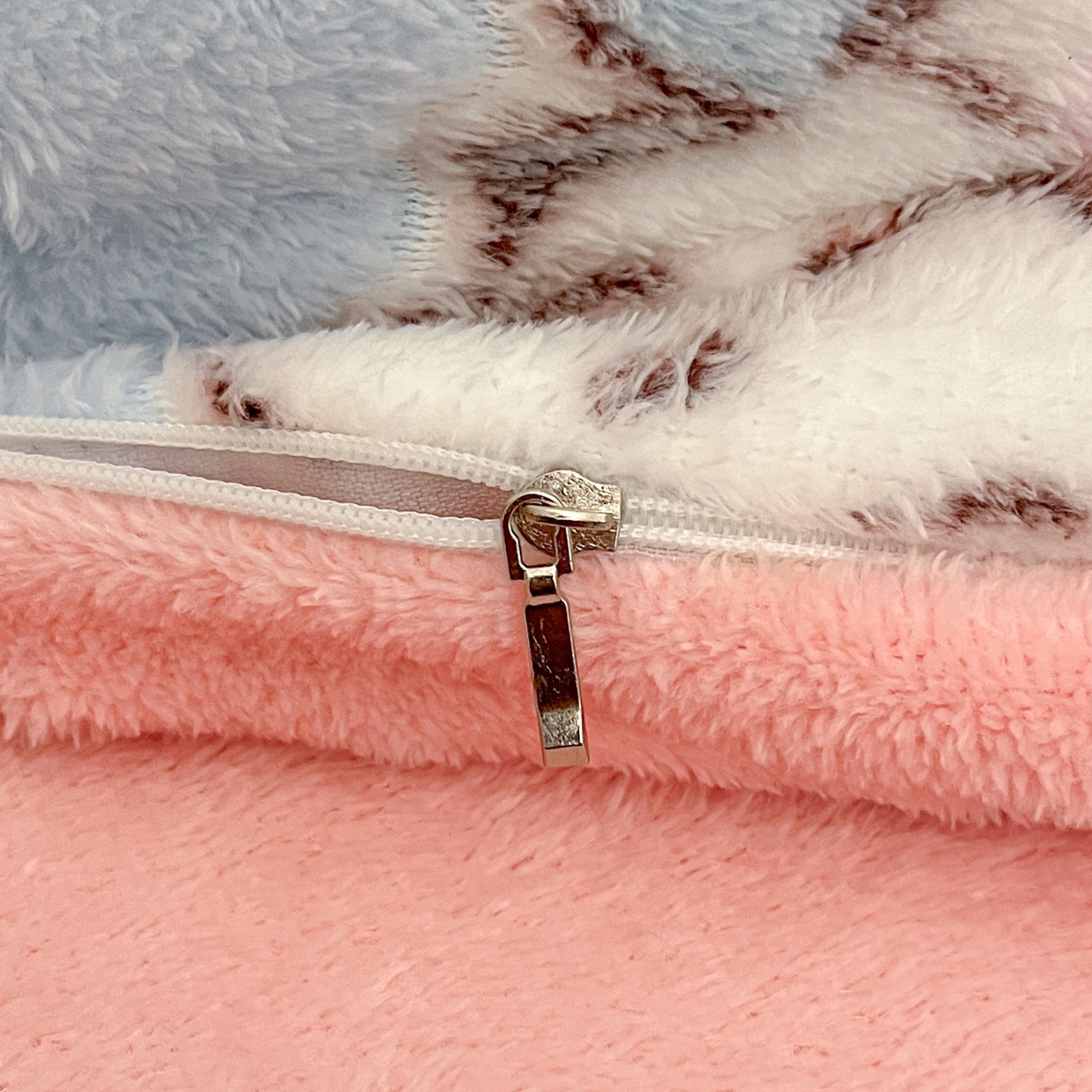 91家纺网 家纺一手货源 找家纺 川悦生活2025新款立体雪花绒印花大床四件套系列二场景二 奶蓝小汪粉