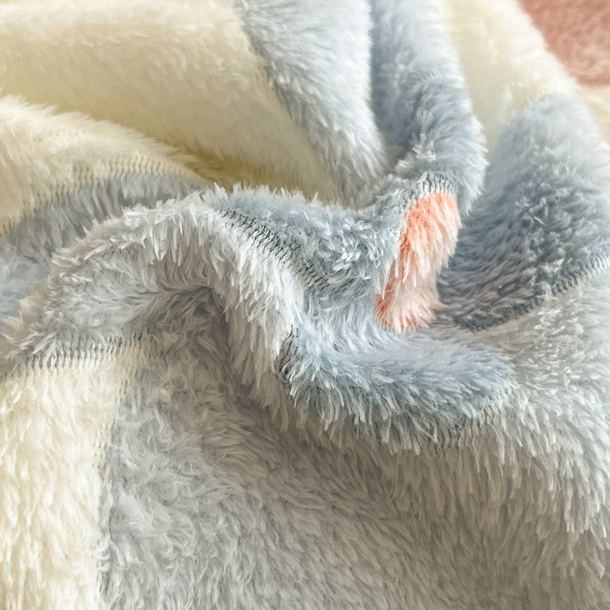 91家纺网 家纺一手货源 找家纺 川悦生活2025新款立体雪花绒印花大床四件套系列二场景二 半眠小兔